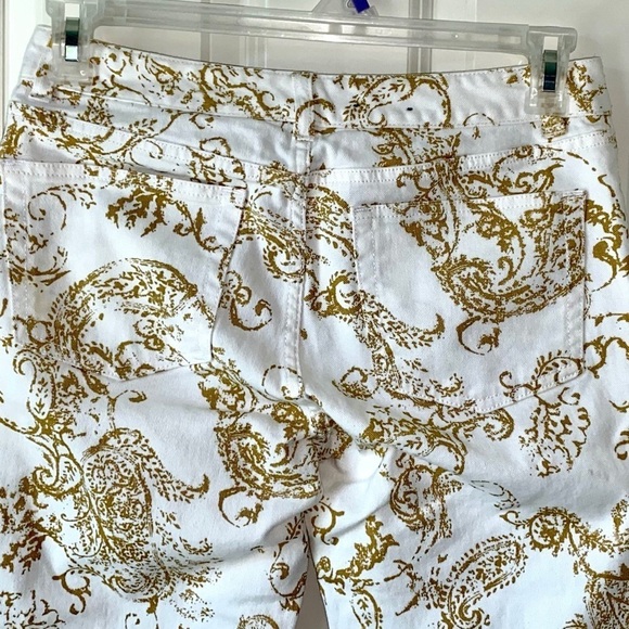 LIKE NEW - Chaps White and Yellow Denim 5 Pocket Capris Office Casual Size. 6 - Picture 4 of 9